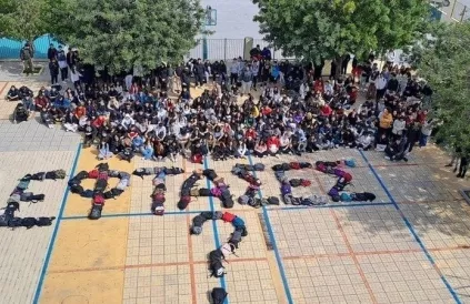 Kinderen schreven met hun schooltassen 'Ben je aangekomen? Foto: change.org