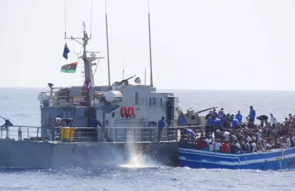 Libische kustwacht duwt de vluchtelingen terug richting Libië. Foto: Seawatch.org