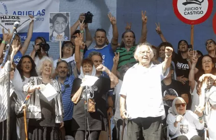 Demonstranten in Buenos Aires op 24 maart 2024, waaronder de ‘Moeders van de Plaza de Mayo’. Foto: Resumen Latinoamericano