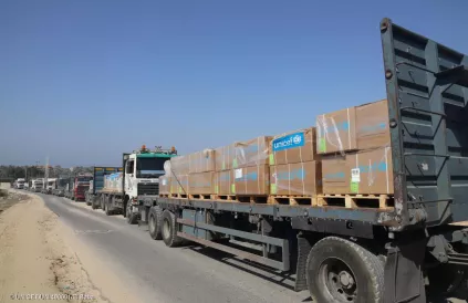 Eén oplegger vervoert meer dan één airdrop. Duizenden vrachtwagens staan in Egypte geblokkeerd aan de grens. Foto: UNICEF