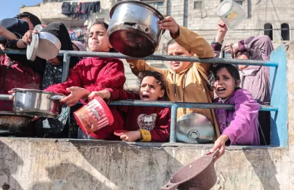 Kinderen hopen op eten in Rafah. Foto: Bashar Taleb/APA Images