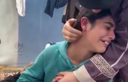 De 11-jarige Razan verloor op 11 maart  haar ouders, broers en zussen en haar beide benen. Zij heeft nog elke dag hysterische huilbuien. Foto: Jedah Al Shrafi