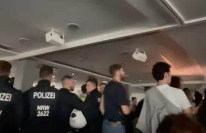 De Duitse Polizei sluit de stroom af en bestormt de zaal. Screenshot X 