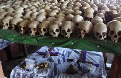 Schedels en doodskisten tentoongesteld in het Bisesero Genocide Memorial in Rwanda. Foto: Adam Jones, Flickr / CC BY 2.0 DEED