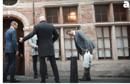 Samen aan de feestdis. Screenshot YouTube ApacheBE