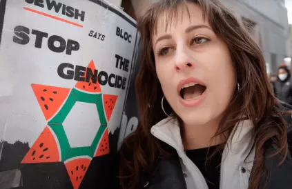 'Joods Blok zegt 'stop de genocide' tijdens een betoging in Londen. Screenshot: DoubleDown News