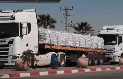 Elk van deze geblokkeerde trucks met tarwebloem vervoert meer voedsel dan één luchtdropping. Screenshot: The Grayzone