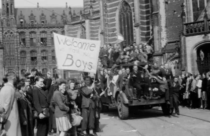 Intocht Canadese bevrijders op de Dam in Amsterdam. Foto: verzetsmuseum.org
