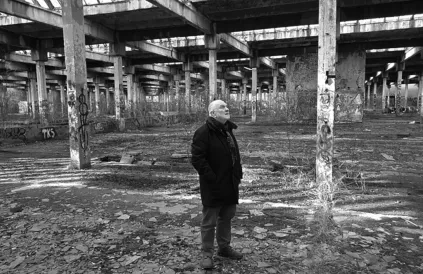 Henri Heimans tussen de ruïnes van de Wechsel Union Werke, waar zijn vader dwangarbeider was/ Foto: © Dirk Verhofstadt