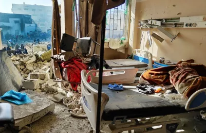 'Het geweld'. 'Extreme omstandigheden'. Een vernielde patiëntenkamer in het al-Shifa-ziekenhuis.Foto: Khaled Daoud/APA Images