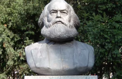 Buste van Karl Marx, Strausberger Platz, Berlijn. Foto: SpreeTom/GNU Free