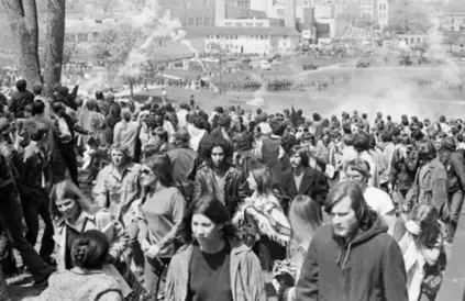 Op 4 mei 1970 werden vier studenten doodgeschoten op de campus van Kent State University door de National Guard (achtergrond). Foto: TommyJapan/CC BY-SA 2:0