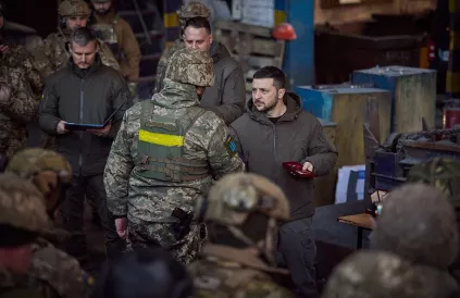 Oekraïens president Zelensky aan het front in Bakhmut, december 2022. Foto: CC0