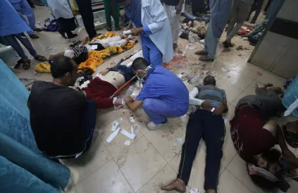 Slachtoffers stromen toe in het Al Aqsa-hospitaal. Foto: Omar Ashtawy/APA Images