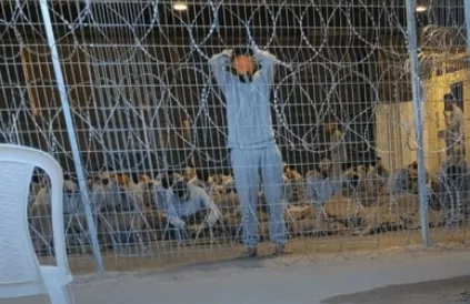 Israëlisch gevangenenkamp Sde Teiman. Foto door een anonieme klokkenluidet verzonden naar CNN