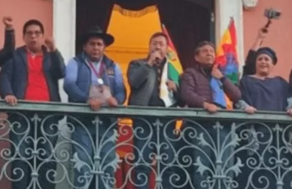 De Boliviaanse president Luis Arce spreekt de menigte toe op Plaza
