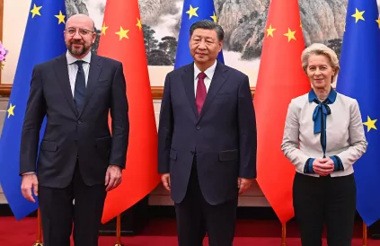 Charles Michel en Ursula von der Leyen op bezoek bij Xi Jinping. Foto: Dati Bendo, Wikimedia Commons / CC BY 4.0