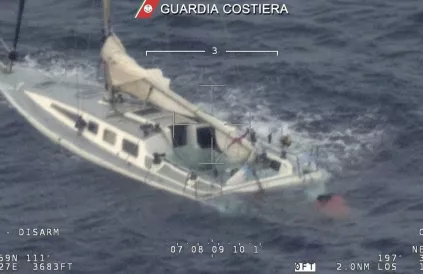 Drone-opname door de Italiaanse  kustwacht van een zinkend schip waaruit de drenkelingen 'verdwenen' zijn. Foto: Italiaanse kustwacht