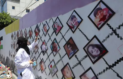 Fotomuur van 67 kinderen omgebracht door het Israëlisch bezettingsleger in Gaza in augustus 2021. De muur werd in 2023 vernield door Israël. Foto:  @Ashraf Amra/APA Images