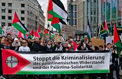 Willy Brandt Platz in Frankfurt. 'Stop de criminalisering van het Palestijnse verzet en van de Palestina-solidariteit. Foto: conceptphoto.info/CC BY-SA 2:0