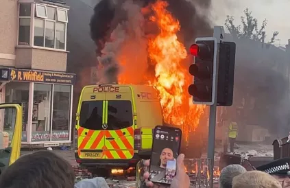 Brandende politiecombi in Southport. Foto: StreetMic Livestream/CC BY-DA 3:0