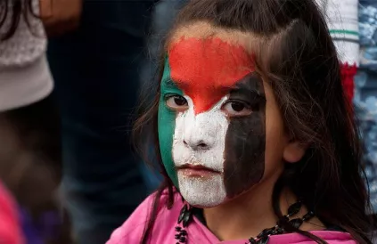 Meisjes in Gaza krijgen het advies hun haar kort te knippen bij gebrek aan haarwasmiddelen, borstels en kammen... Foto: lci.org.uk