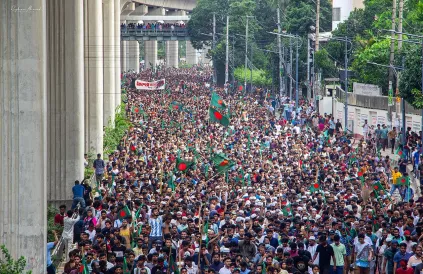 Overwinningsmars na het ontslag van eerste minister Sheikh Hasina (5 augustus 2024). Foto: Rayhand9d/CC BY-SA 4:0 