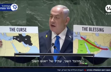 Netanyahu spreekt op 27 september 2024 op de Algemene Vergadering van de VN met een kaart waarop Palestina is uitgewist. Foto: Charless Obieski via X 