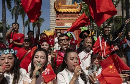 Mensen vieren de verjaardag van de oprichting van de Volksrepubliek China in de speciale administratieve regio Hongkong. Foto: Morning Star