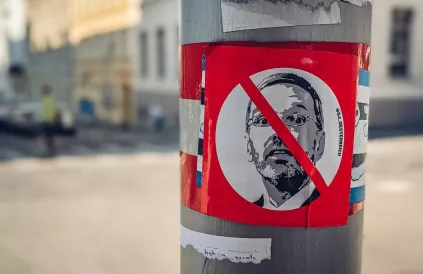 Doorgestreept gezicht van Herbert Kickl van de FPÖ op een affiche. Foto: Ivan Radic, Flickr / CC BY 2.0
