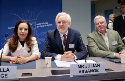 Stella Assange, Julian Assange and Kristin Hrafnsson in Straatsburg. Foto WikiIeaks