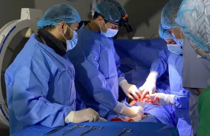 Keizersnede met zaklamp op het hoofd (dokter Fayez Abed). Alle foto’s: Al Awda