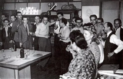Albert Camus (met sigaret) op de redactie van Combat. Foto: Public Domain