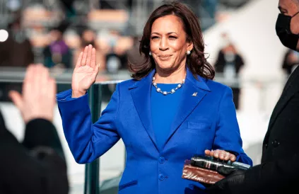 Kamala Harris legt op 22 januari 2021 de eed af (als vice-president). Opnieuw op 22 januari 2025 als het van de EU-Groenen afhangt. Foto: GPA Archive/Public Domain