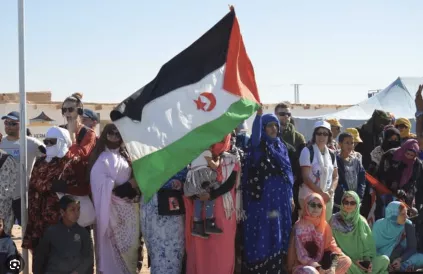 Inwoners uit de Westelijke Sahara met de vlag van de Sahrawi Arabische Democratische Republiek. 