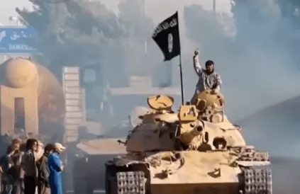 Jihadis zegevierend op een tank in het begin van de burgeroorlog in Syrië. Foto: printscreen Al Jazeera. 