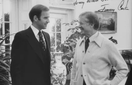 President Carter ontvangt de 34-jarige senator Joe Biden op het Witte Huis (1976). Foto: Public Domain