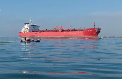 Een olietanker op het meer van Maracaibo, Venezuela. Foto: Wilfredor, Public Domain.