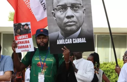 Op vrijdag 10 januari was er een moordaanslag op Booker Ngesa Omole (groene T-shirt), de secr. gen. van de communistische partij van Kenia. Foto: Platform News 