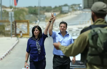 Khalida Jarrar na haar vorige vrijlating uit de gevangenis in 2016. Foto: Zaher333, Wikimedia Commons