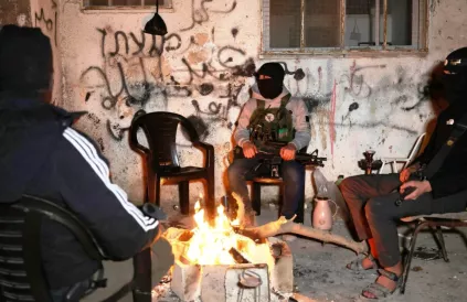 29 december 2024 - Gewapende verzetsstrijders van de Jenin Brigade in het vluchtelingenkamp Jenin. De fotograaf wil anoniem blijven uit angst voor represailles door de Palestijnse Autoriteit. Foto: Drop Site. 