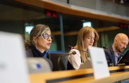 Francesca Albanese in het Europees parlement. Foto van de groep linkse europarlementsleden van La Gauche.