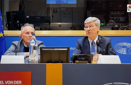 Jeffrey Sachs (rechts) voor het Europees Parlement 22 februari 2025. Foto: printscreen Youtube The Africa News Network