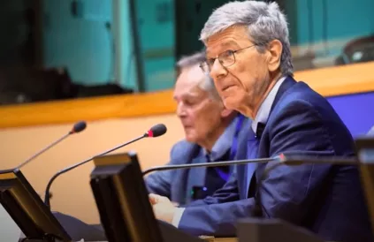 Jeffrey Sachs sprak in het Europees Parlement, géén item voor onze media. Screenshot YouTube