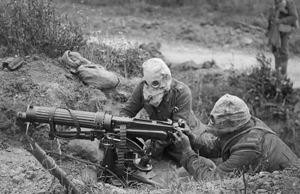 Oorlog als test voor nieuwe technologie. De soldaat achteraan had blijkbaar geen gasmasker nodig (1914-1918). Foto: John Warwick Brooke/Public Domain