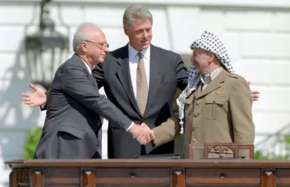 Het begin van de Palestijnse Autoriteit : Yitzhak Rabin, Bill Clinton en Yasser Arafat bij de ondertekening van de Oslo-akkoorden op 13 september 1993. Afbeelding Wikipedia