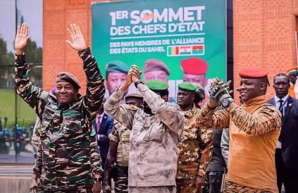 De staatshoofden van Burkina Faso, Niger en Mali bij de eerste top van de Alliantie van Sahelstaten eind vorig jaar. Foto: Peoples Dispatch