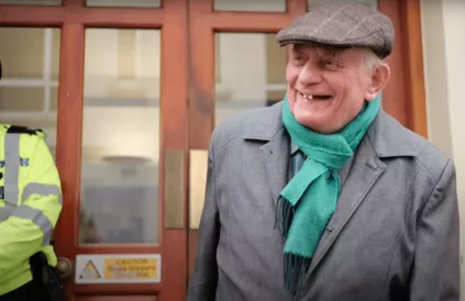 Holocaust-overlever Stephen Kapos, 'antisemiet'? Foto: YouTube/DoubleDown News