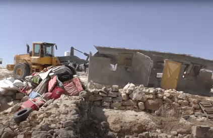Een kraan van het bezettingsleger vernietigt een Palestijnse woning. Screenshot No Other Land