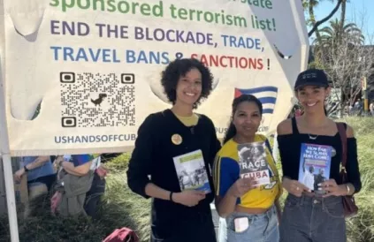 Protest tegen Cubablokkade in los Angeles tijdens vrouwenmars 8 maart 25 / foto Cubadebate